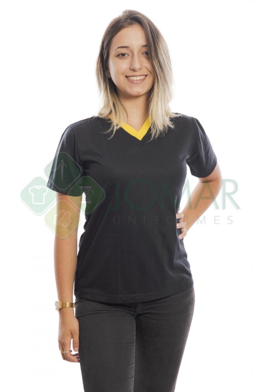 Camiseta feminina preta gola em V