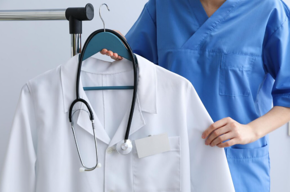 Benefícios do Atacado de Uniformes Hospitalares e Dicas para Escolher a Opção Ideal para Sua Instituição